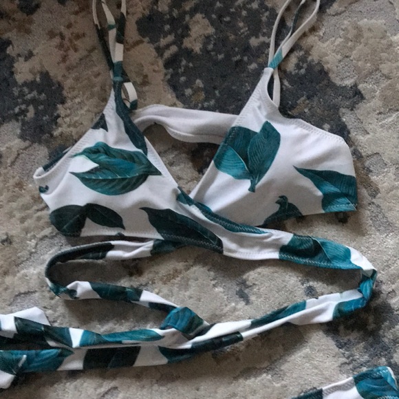 Cupshe Green Leaf Wrap Bikini - Picture 5 of 8